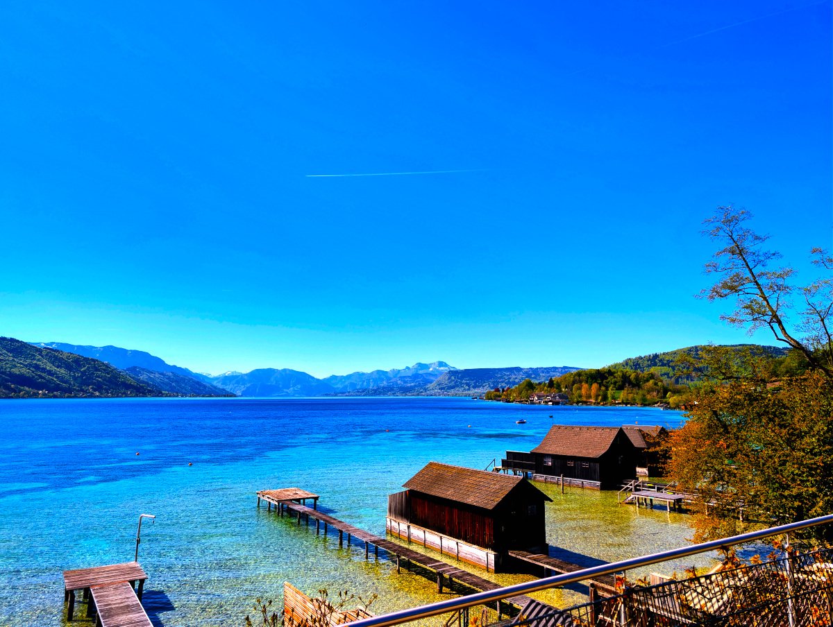 Blick über den weiten Attersee bei Sonnenschein